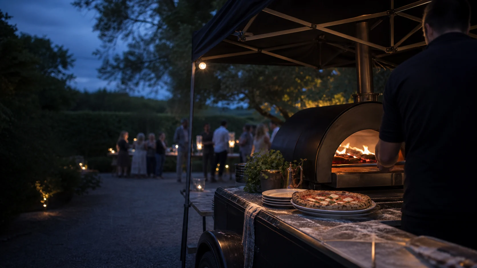 Pizza bagt i en mobil ovn til et stemningsfuldt udendørs arrangement